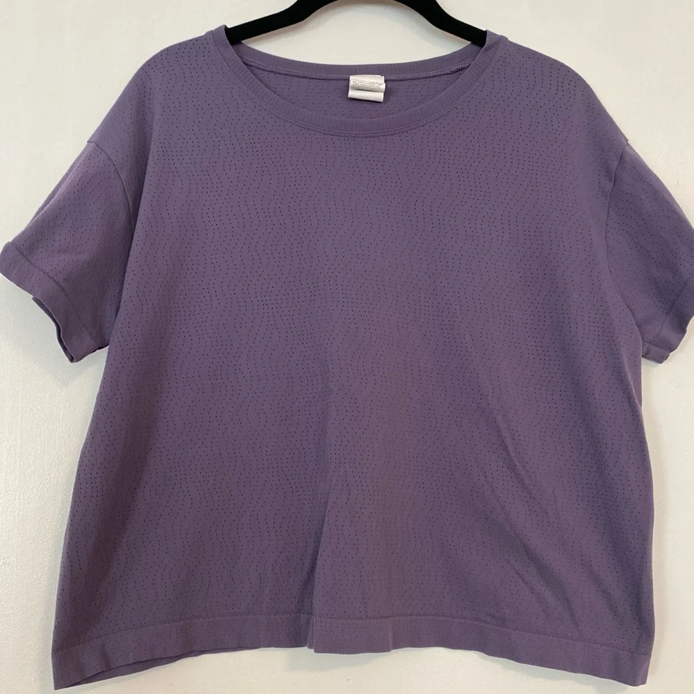 Athleta Women’s Purple Perforated Short Sleeve Active Top - Size Medium - Picture 2 of 5